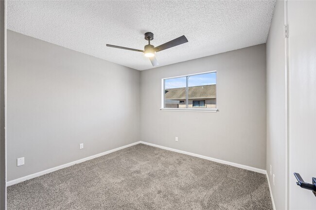 Building Photo - 13852 Hollowgreen Dr