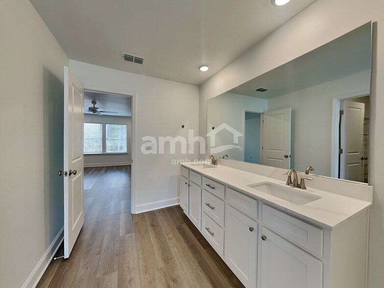 Building Photo - 1559 Aquamarine Dr