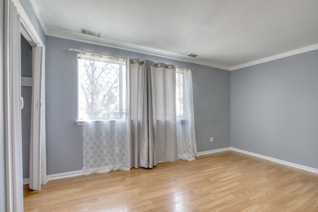 Building Photo - Lovely 2 bed 1.5 bat Condo is quiet Stamford Neighborhood