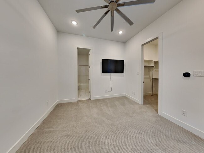 Building Photo - 129 E Oscar Dr