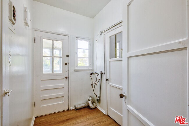Building Photo - 203 S Doheny Dr