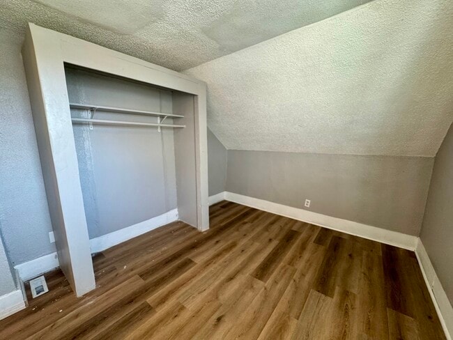 Building Photo - 1341 W 4th St