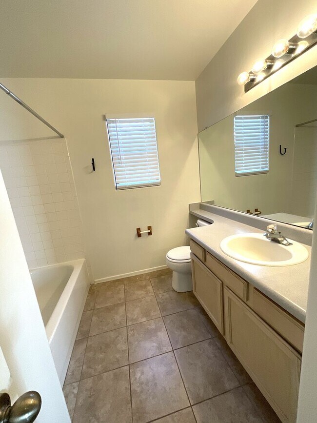 Building Photo - Convenient Eastside location on cul-de-sac