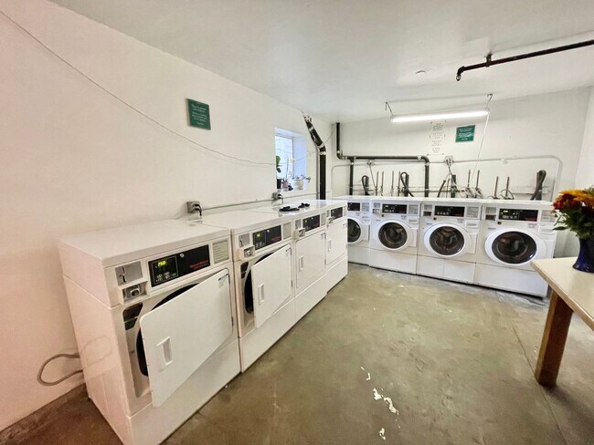 Building Photo - Charming Hayes Valley Studio! Location! La...