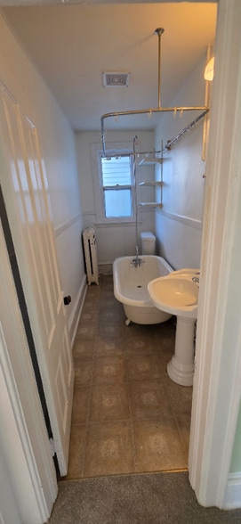 Building Photo - 621 6th St SE