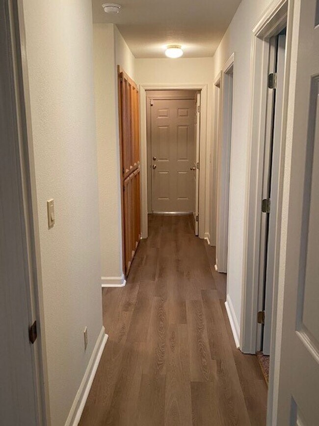 Building Photo - Woodcreek Oaks area 4 bedroom.