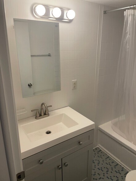Full Bath - 328 Hermit St