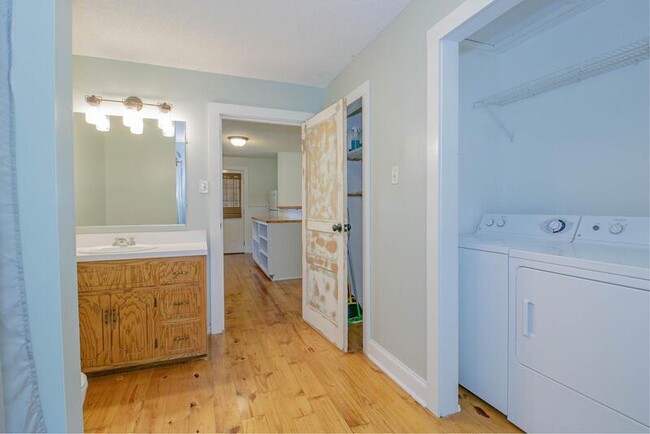 Building Photo - 2877 Old Clarksville