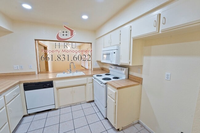 Building Photo - SW-Bakersfield. 3bed/2bath