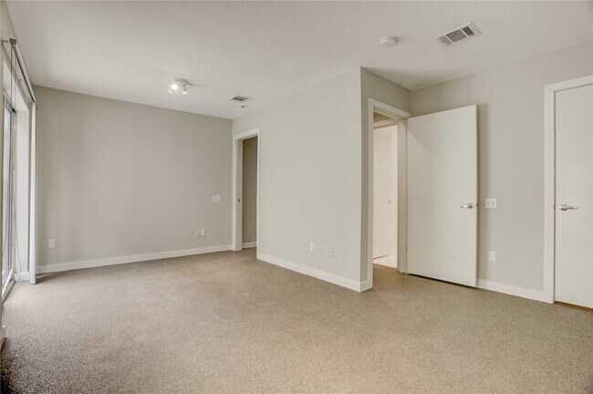 Building Photo - 910 Ruthven St