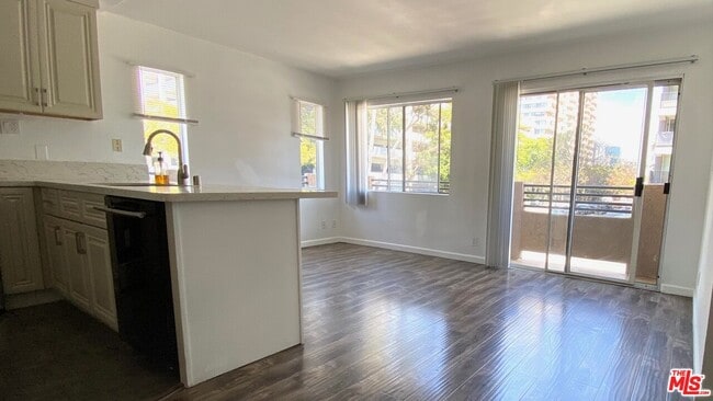 Building Photo - 701 S Kingsley Dr