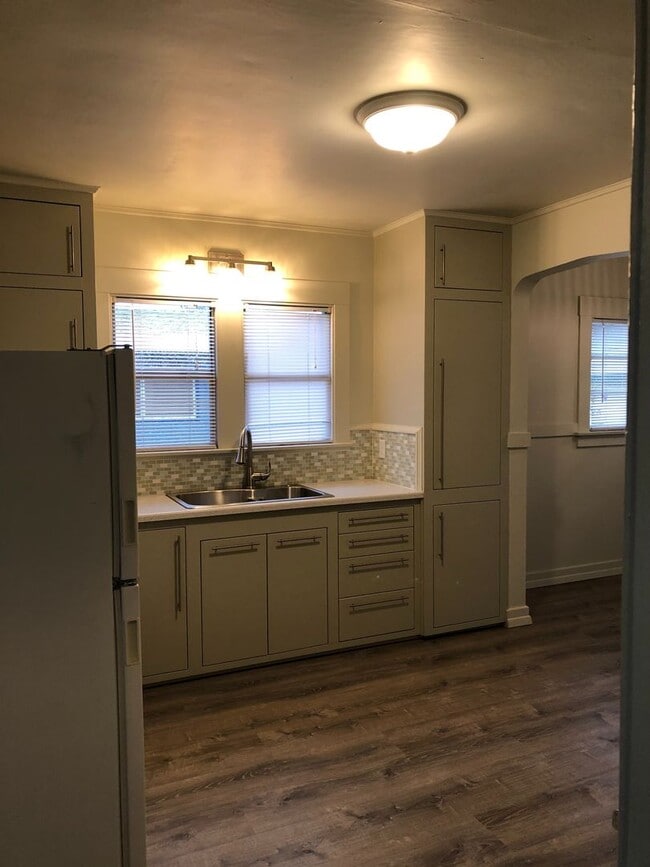 Building Photo - 2 Bedroom, 1 Bath Eureka Bungalow