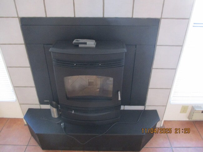 Building Photo - 2700 S White Mountain Rd