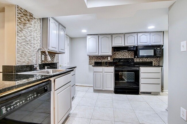 Building Photo - Gorgeous 5 BED + 3.5 Ba in Main House, 1 + 1 in BSMT, 1 + 1 above garage  in the Heart of Downtow...