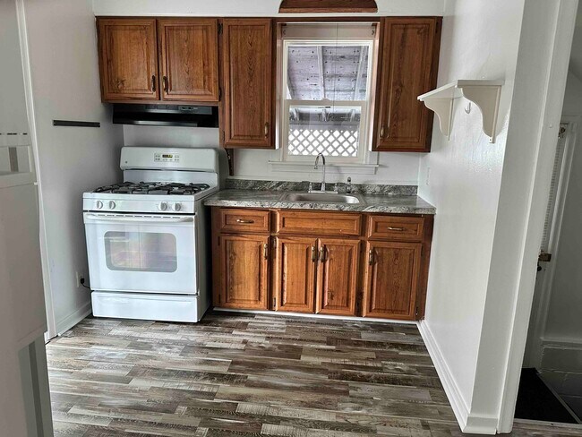 Kitchen - 1919 Columbia Ave