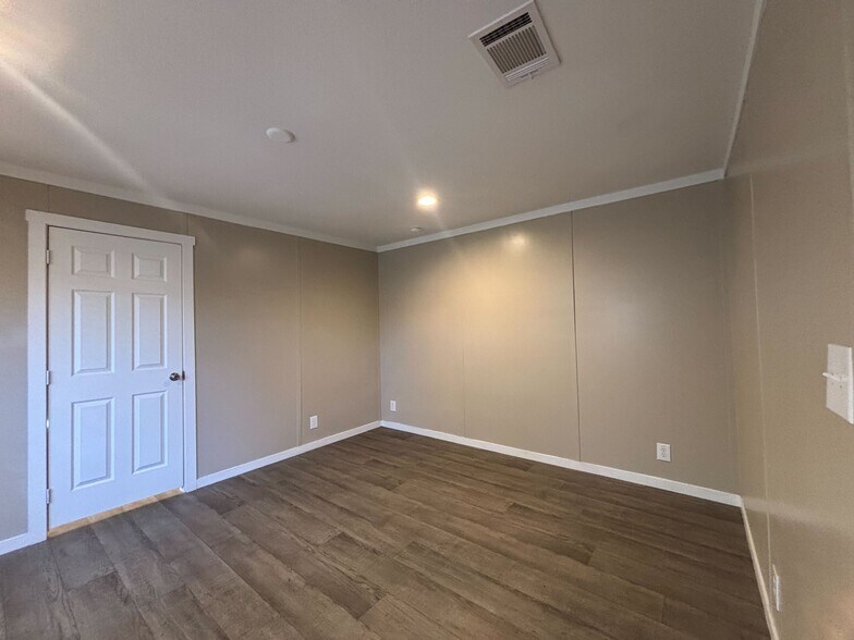 Building Photo - 118 E Semands St