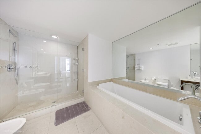 Building Photo - 495 Brickell Ave