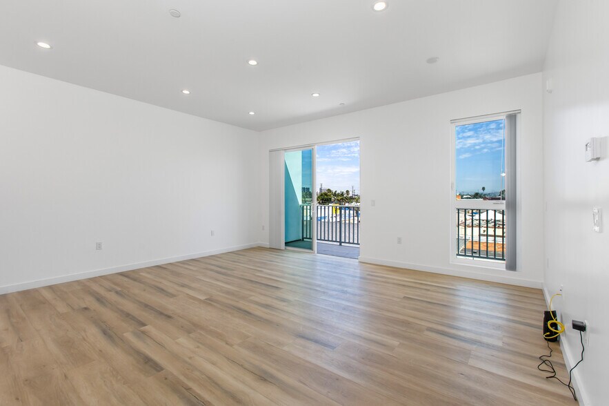 Building Photo - 10928 S Inglewood Ave