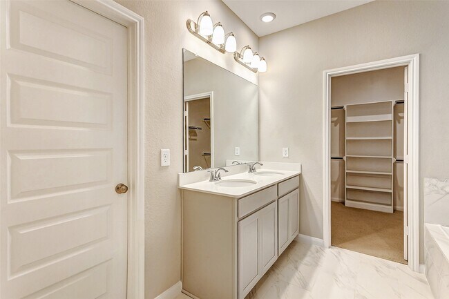 Building Photo - 2165 Woodland Pine Dr