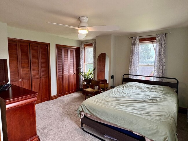 Building Photo - Large 4 bedroom house near Waynesboro Hosp...