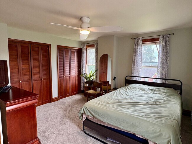 Building Photo - Large 4 bedroom house near Waynesboro Hospital