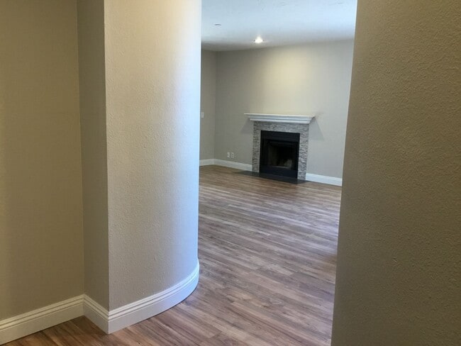 Building Photo - 2BR 2BA Condo-AC, Washer/Dryer in Unit, Pe...
