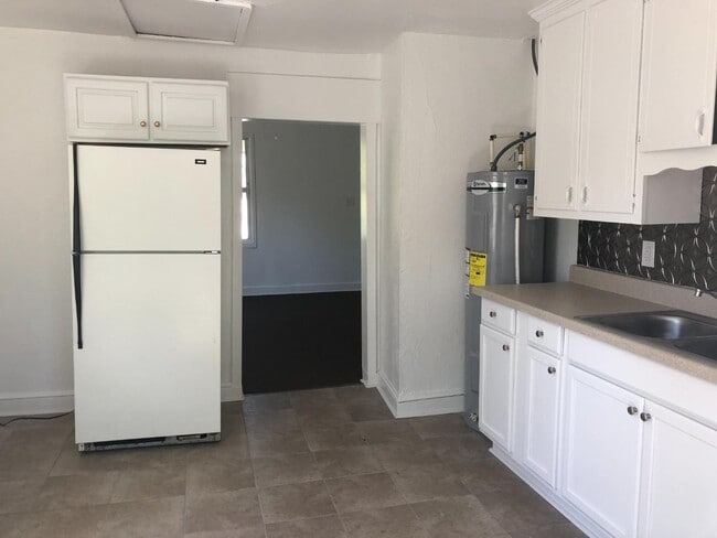 Building Photo - 10 Circle Dr