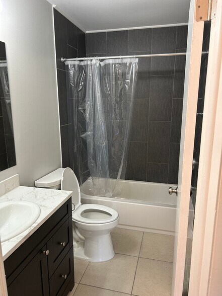 Building Photo - 217 Glenmoor St