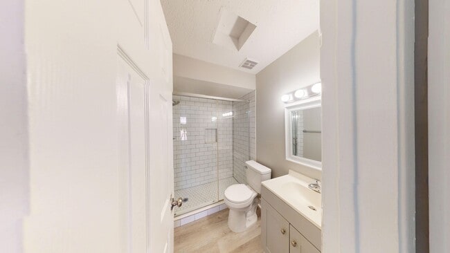 Building Photo - Spacious 1Bed/ 1Bath in Riverside   ** Upstairs Unit & Water Included **