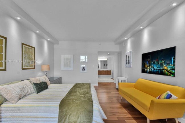 Building Photo - 9225 Collins Ave