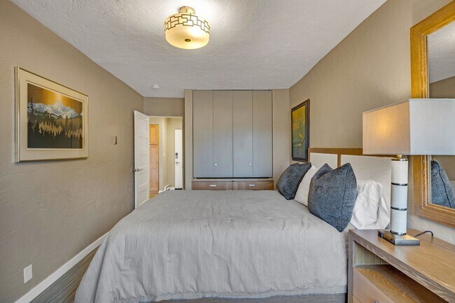 Building Photo - Perfect Downtown Furnished 1 BR Apartment