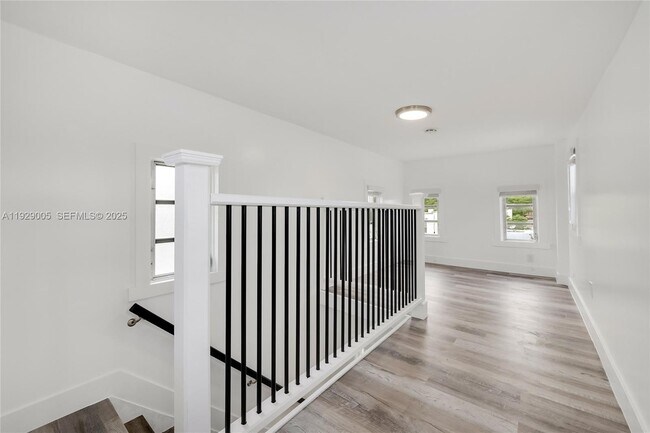 Building Photo - 1736 SW 9th St