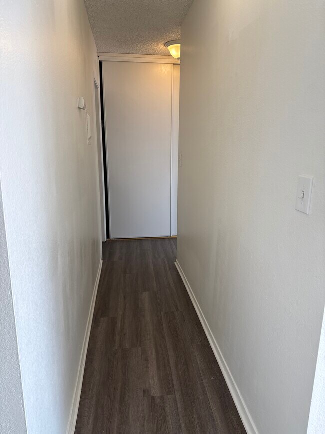 Building Photo - 14106 Cerise Ave