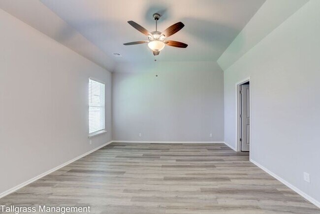 Building Photo - Gorgeous 4/2.5/2 on a corner lot!