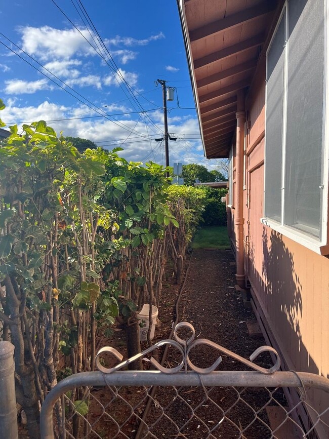 Building Photo - Oneula