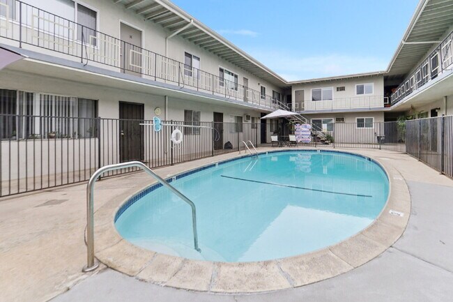 Building Photo - 1 bed 1 bath with pool and laundry!