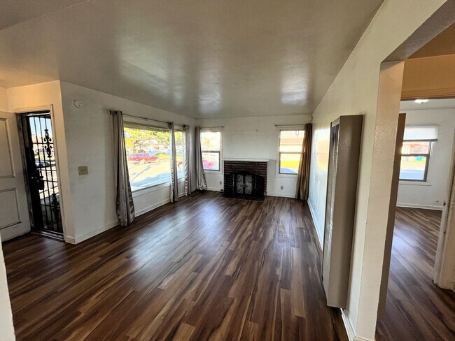 Building Photo - 905 W Harris St