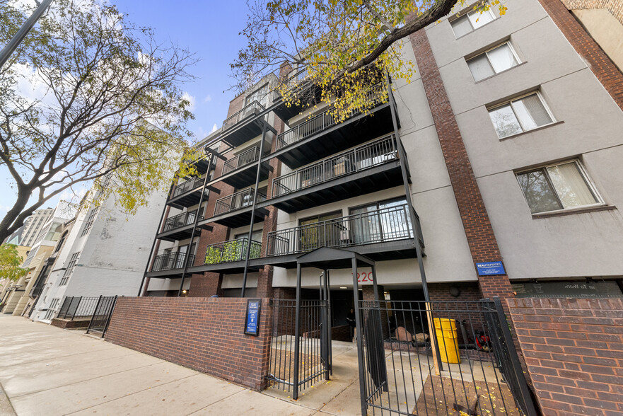Primary Photo - 1220 N La Salle Dr