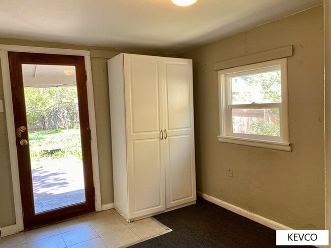 Building Photo - AVAILABLE NOW: Old Town Classic Style Cott...