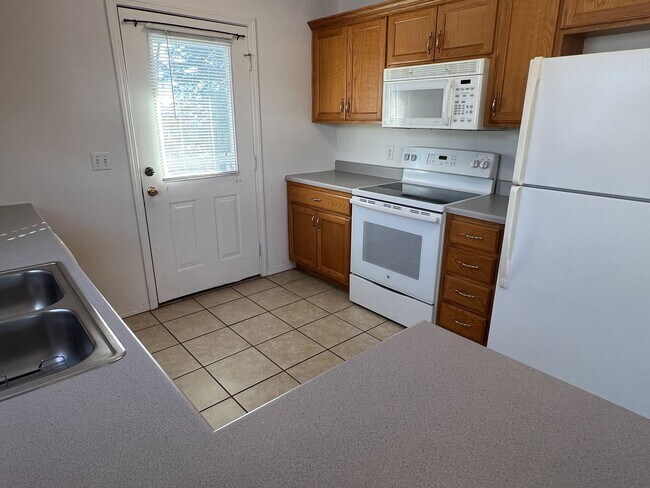 Building Photo - Duplex in Ozark!