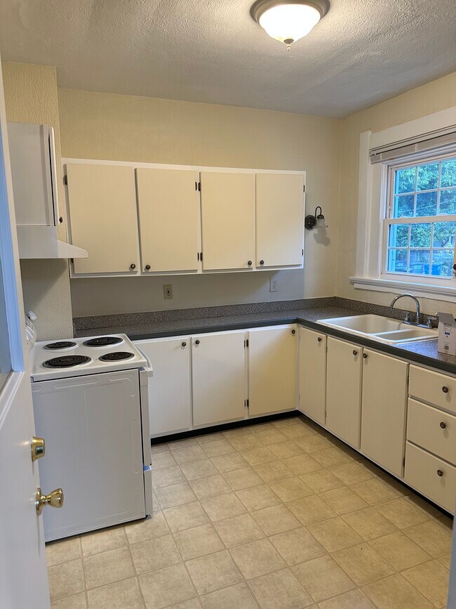 Building Photo - Two bedroom duplex West Toledo