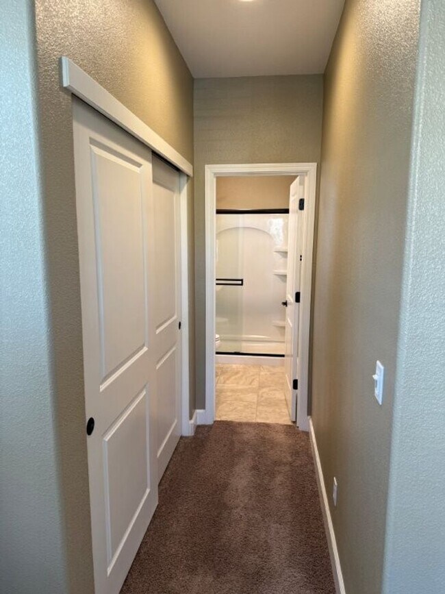 Building Photo - Newer Modern 4 Bedroom 3.5 Bath w/ Bedroom...
