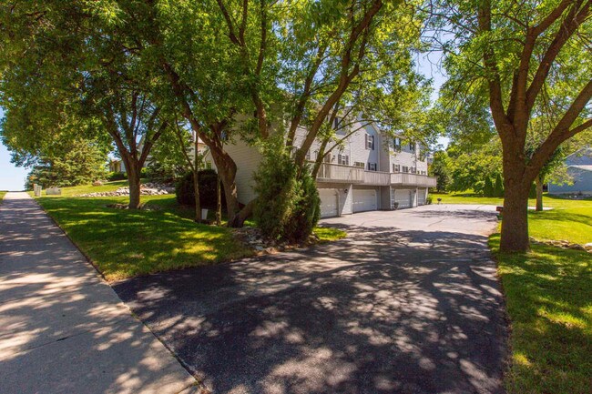 View of building from the street - 288 Meadowcreek Dr