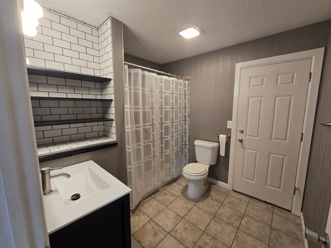 Building Photo - 2 bedroom 1 bath Cute house