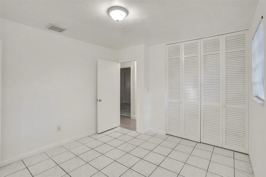 Building Photo - 1142 NW 43rd Ter