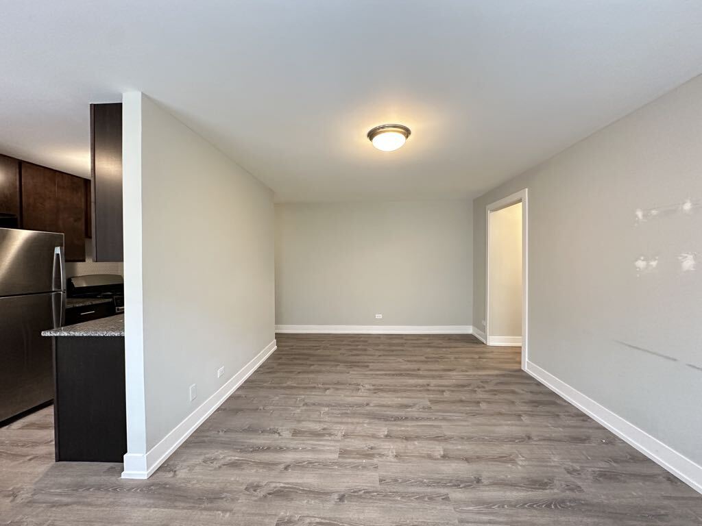Building Photo - 533 W Surf St