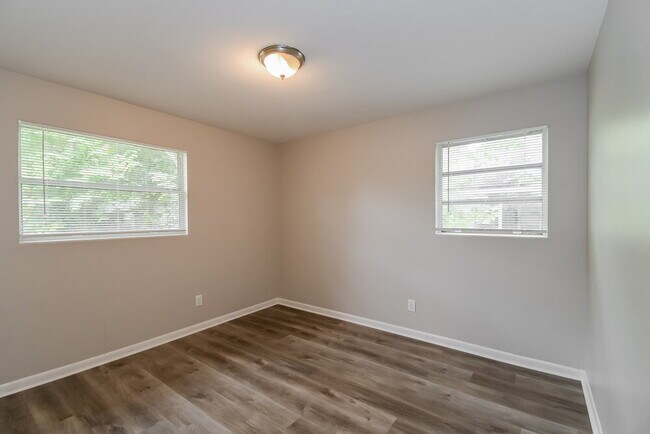 Building Photo - 2123 Patou Dr W