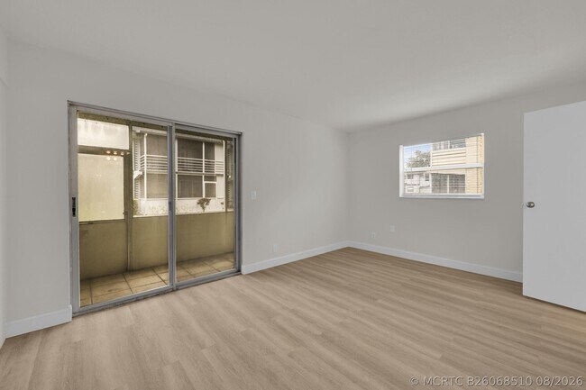 Building Photo - 146 Saxony D