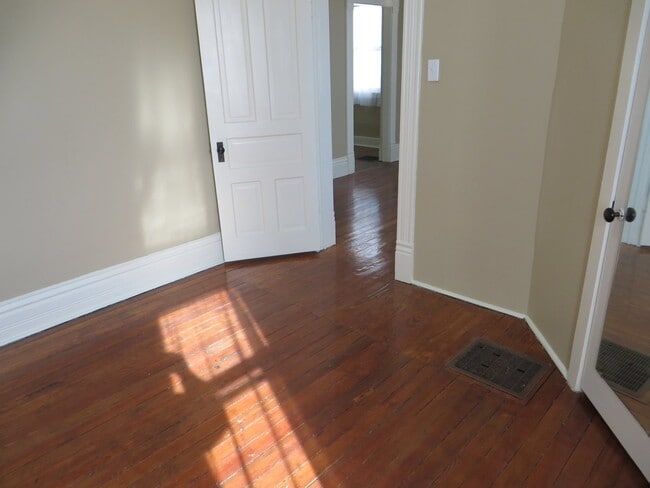 Building Photo - February - One Bedroom Cottage House in the Heart of Downtown (West Central, Downtown)