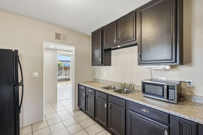 Building Photo - Light-Filled Tucson 2 Bedroom Rental – Move In This November!